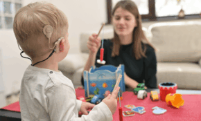 enfant en train de jouer, portant un dispositif auditif